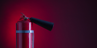 Come spegnere un incendio da batteria al litio: due studi ne parlano