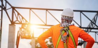 La sicurezza in quota: proteggere i lavoratori oltre le attrezzature Dispositivi di protezione individuale (DPI) per lavori in quota su piattaforme di lavoro elevabili (PLE)