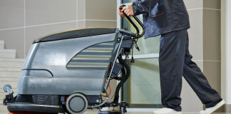 Come le batterie al litio stanno cambiando il settore delle macchine per la pulizia dei pavimenti