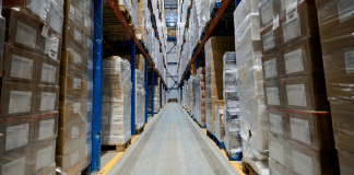 Massimizzare lo spazio con i carrelli elevatori per corridoi molto stretti per l’evasione nell’e-commerce Massimizzare lo spazio con i carrelli elevatori per corridoi molto stretti
